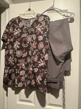 Butter-Soft Floral Paisley V-Neck Scrub Top, Grey scrub pants
